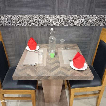 Variety Inn Патна Екстериор снимка