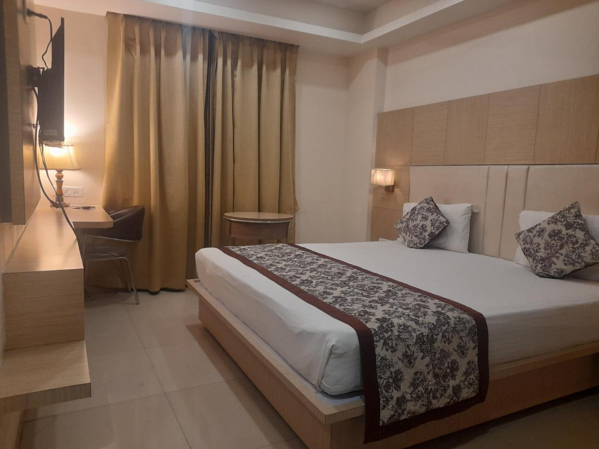 Variety Inn Патна Екстериор снимка