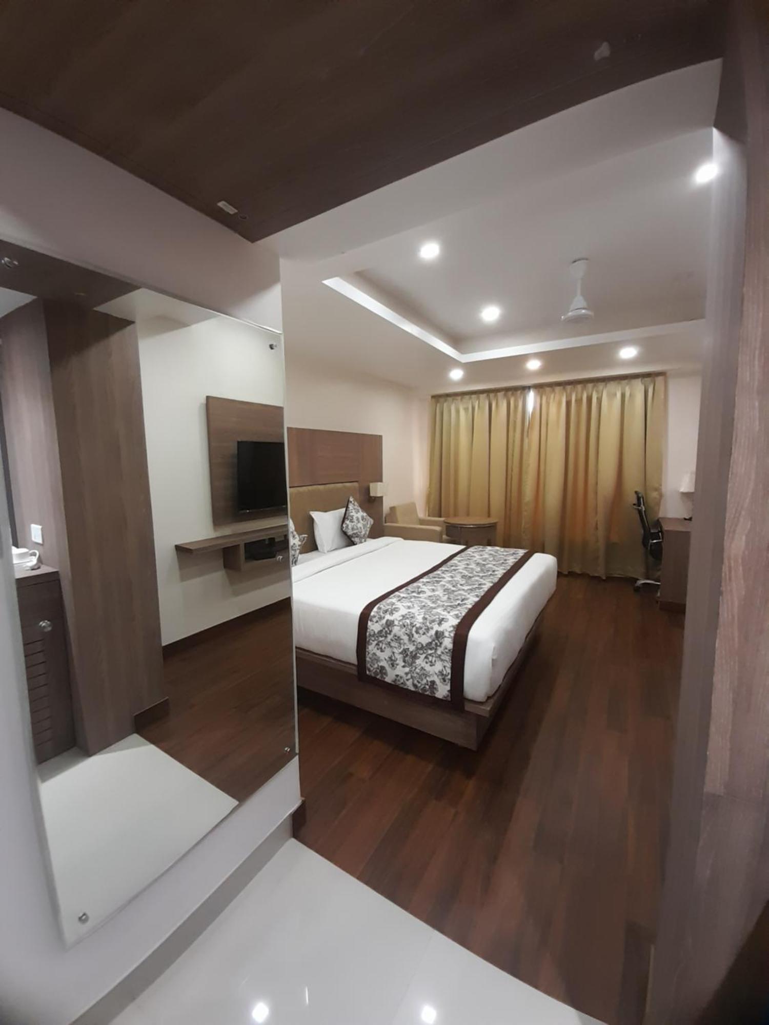 Variety Inn Патна Екстериор снимка