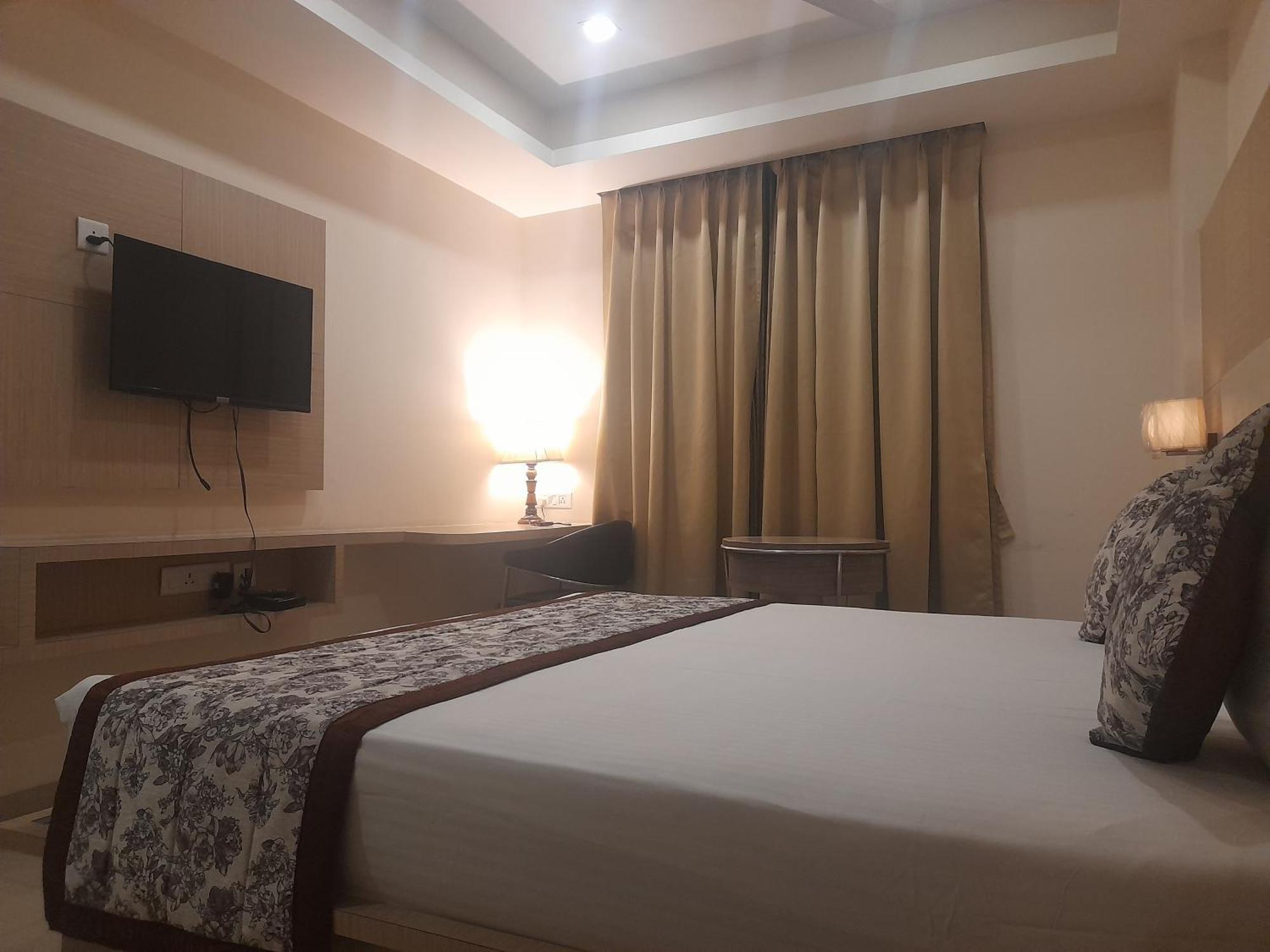 Variety Inn Патна Екстериор снимка