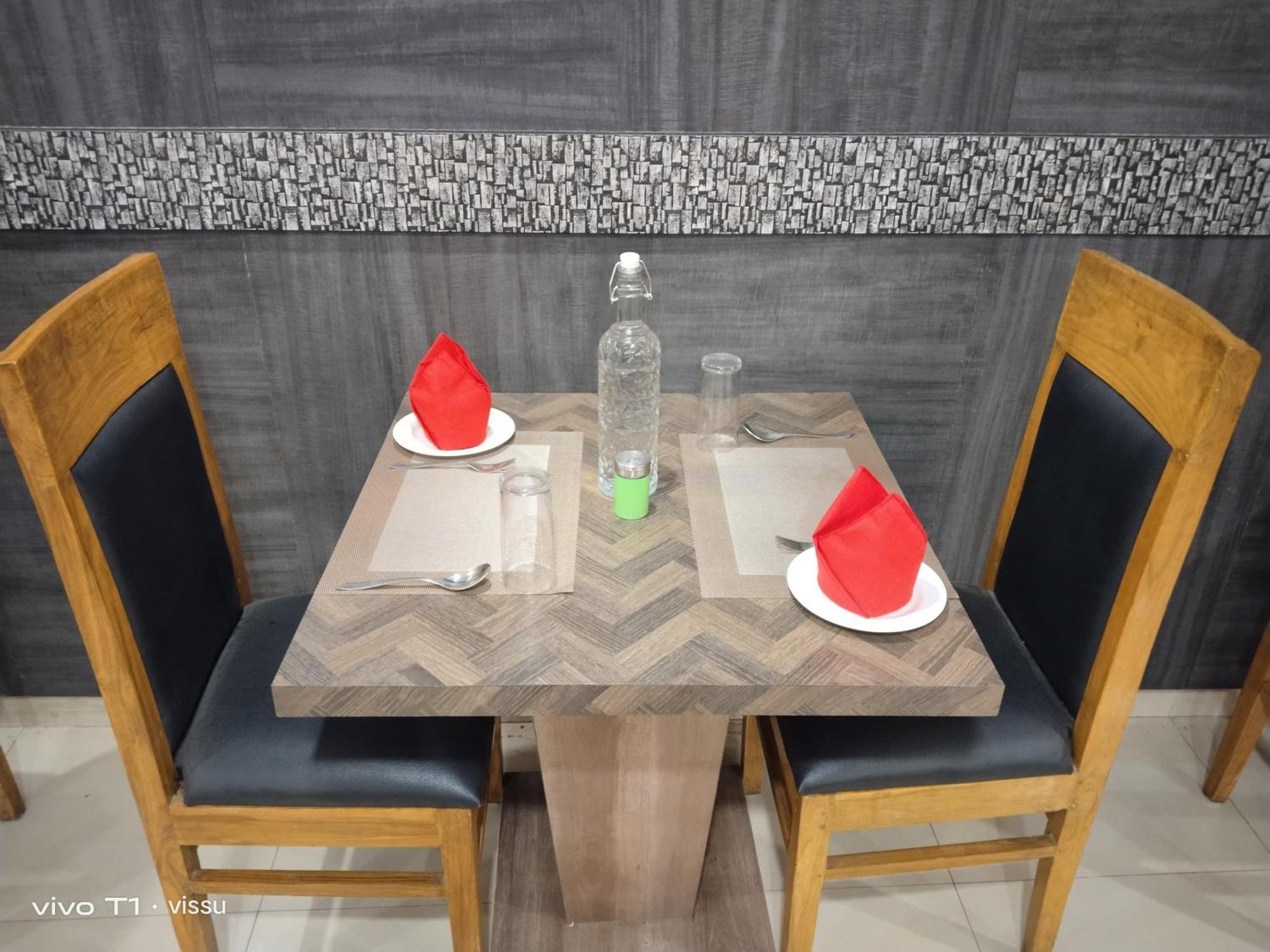 Variety Inn Патна Екстериор снимка