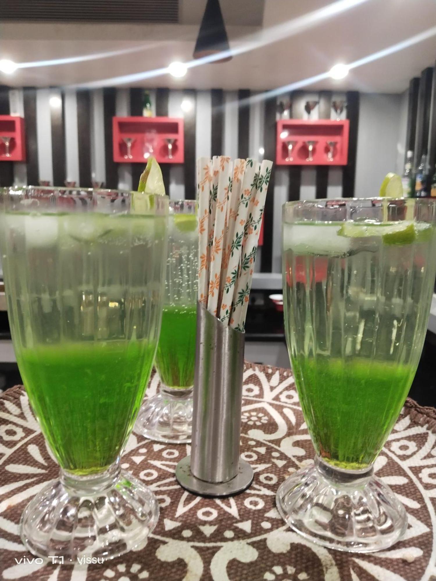Variety Inn Патна Екстериор снимка