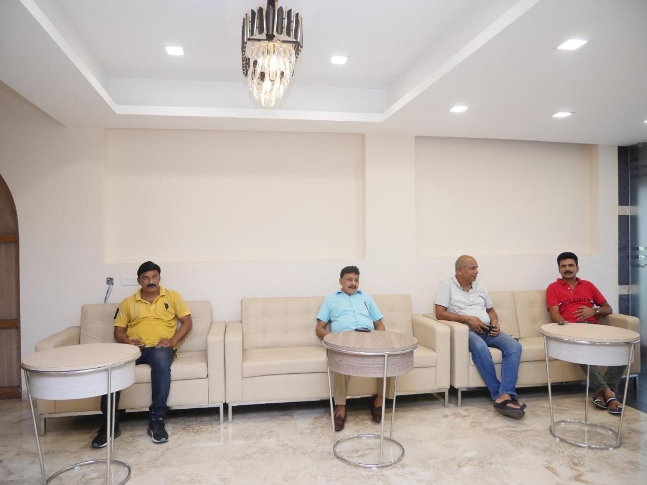 Variety Inn Патна Екстериор снимка