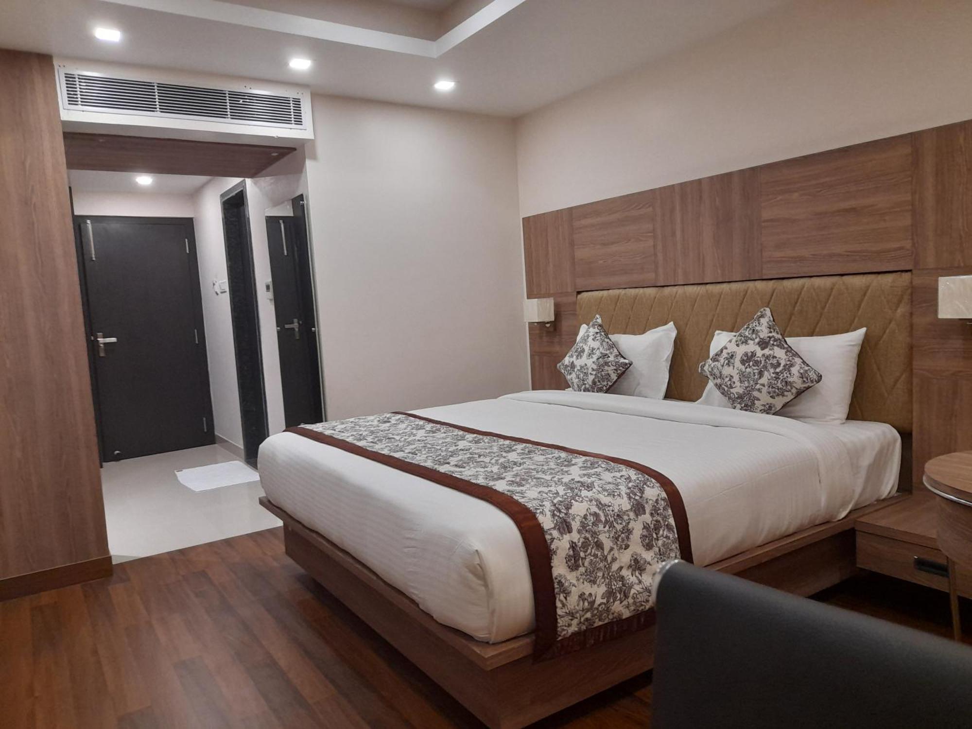 Variety Inn Патна Екстериор снимка